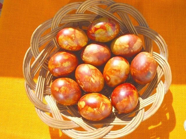Отвар из луковой шелухи для покраски яиц. Пасхальные яйца крашеные луковой шелухой. яйца окрашенные луковой шелухой. крашеные яйца в луковой шелухе.