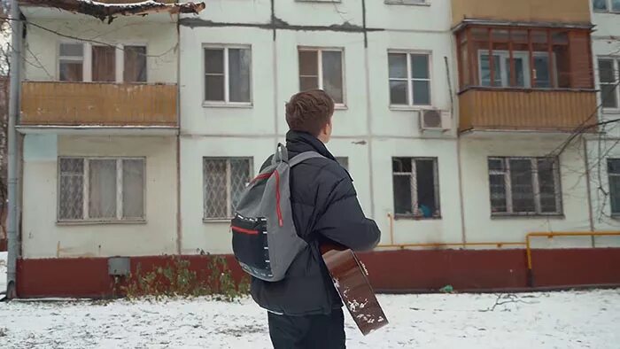Под твоим окном гарик. Под твоим окном. под твоим окном миша смирнов. клип под окном. под окном твоим макс.