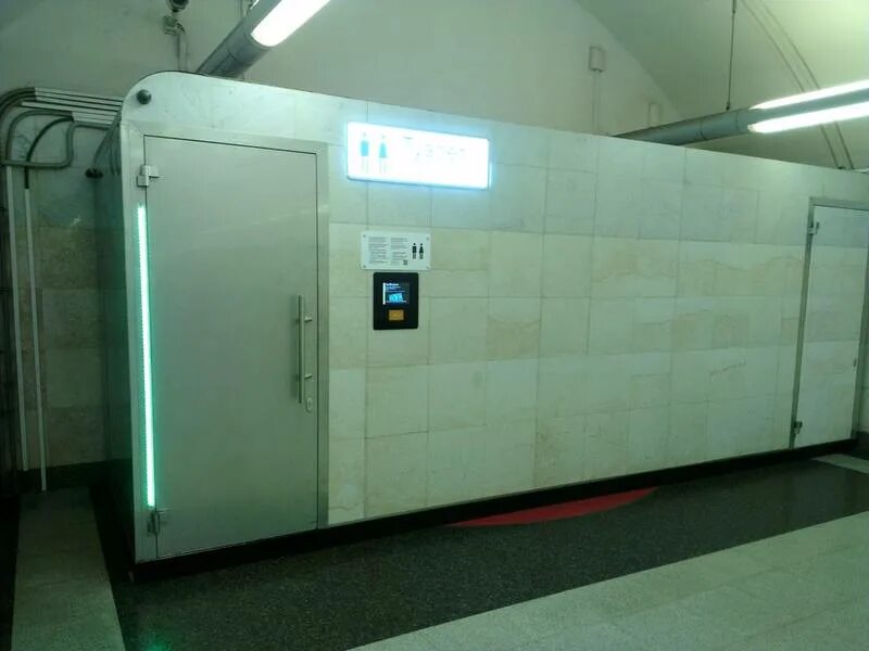 Должны ли туалеты для посетителей быть оборудованы. Туалет в метро. Туалеты подземки. Туалет в метро внутри. Туалеты в метро Москвы.