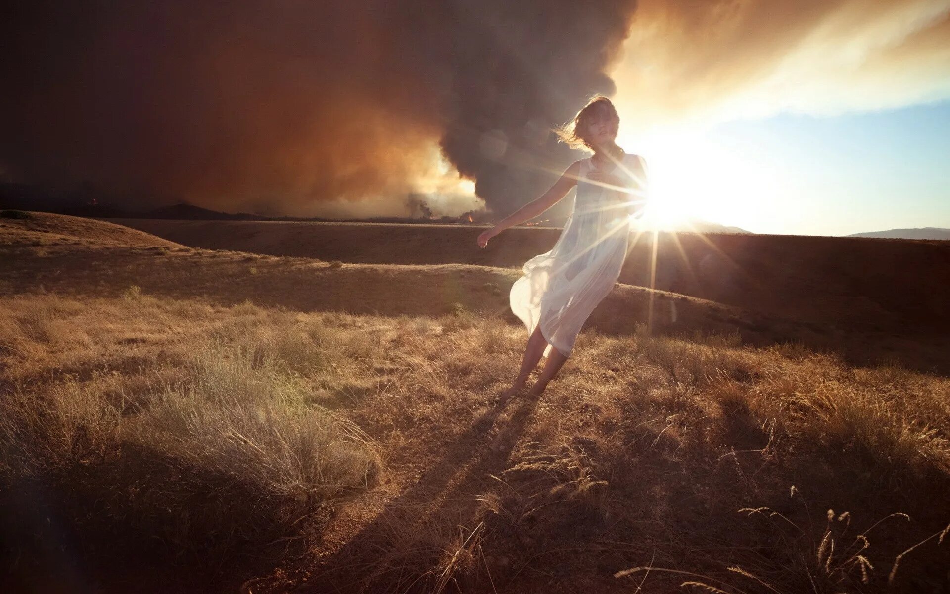 Девушка в солнечных лучах. Девушка танцует в поле. Девушка в лучах солнца. Девушка бежит в поле. Загадочно манящим светом