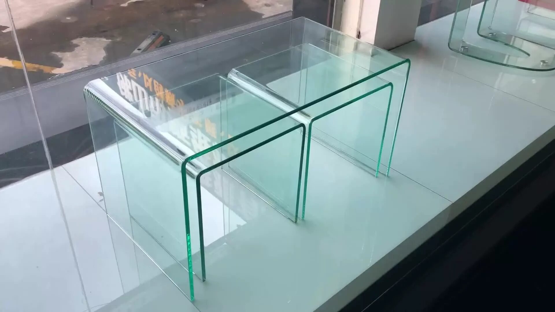 Мебель из стекла. Столик из стекла. Столик стеклянный изогнутый. Журнальный столик гнутое стекло. Гнуть стекло на заказ