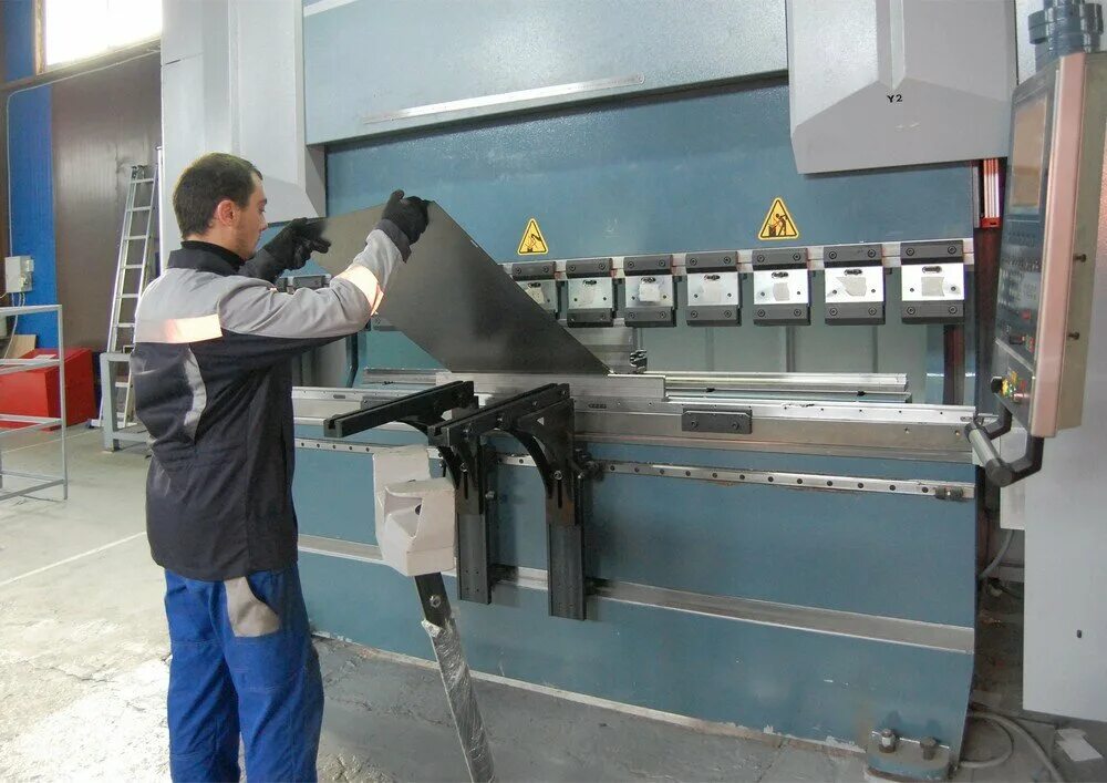 Гибка вальцовка листового металла. Гидравлические листогибочные пресса dener dmp cnc. Листогиб тапко tapco. Гибщик металла. Обработка листового металла.
