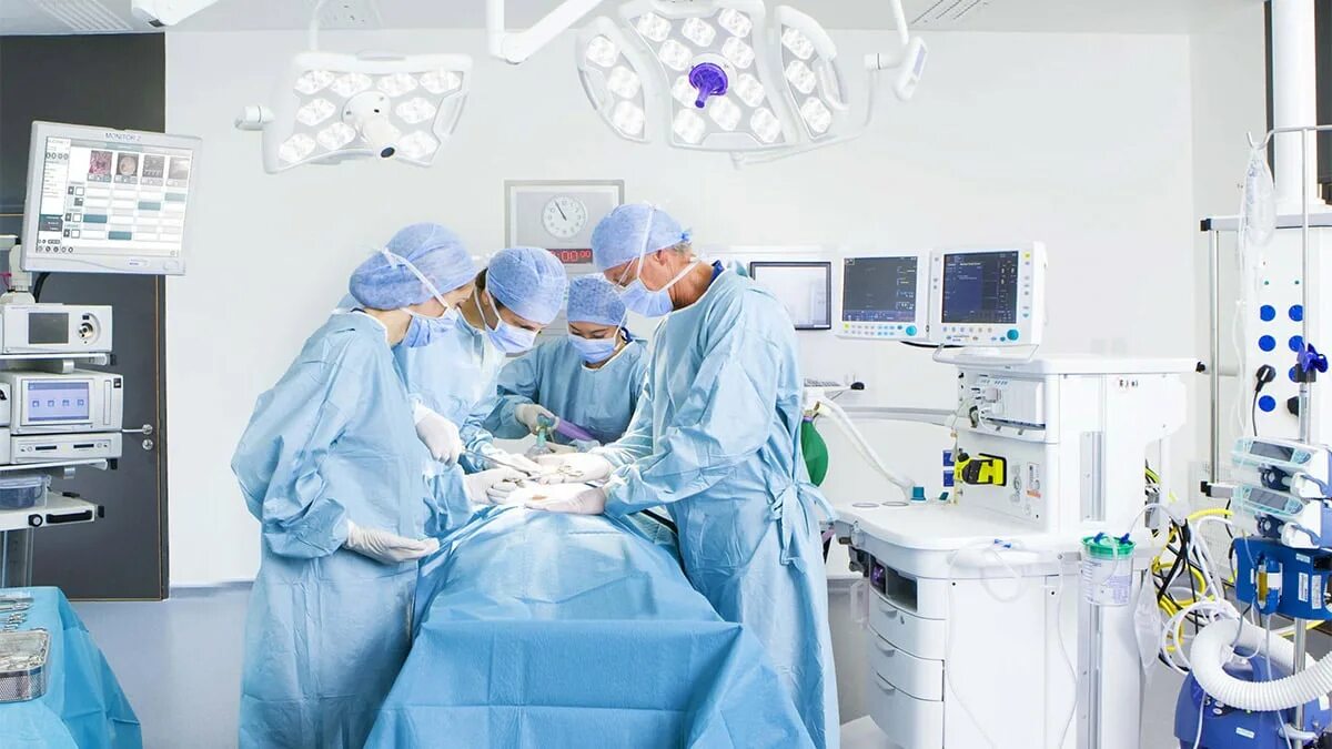 Does operations in a hospital writes. Операция комната. хирургия комната. hospital operation room.