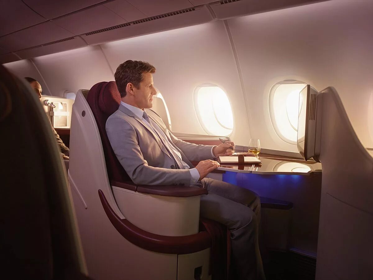 Полет 1 класс. Airbus a380 qatar airways первый класс. бизнес класс в самолете. бизнес самолет. салон самолета бизнес класса.