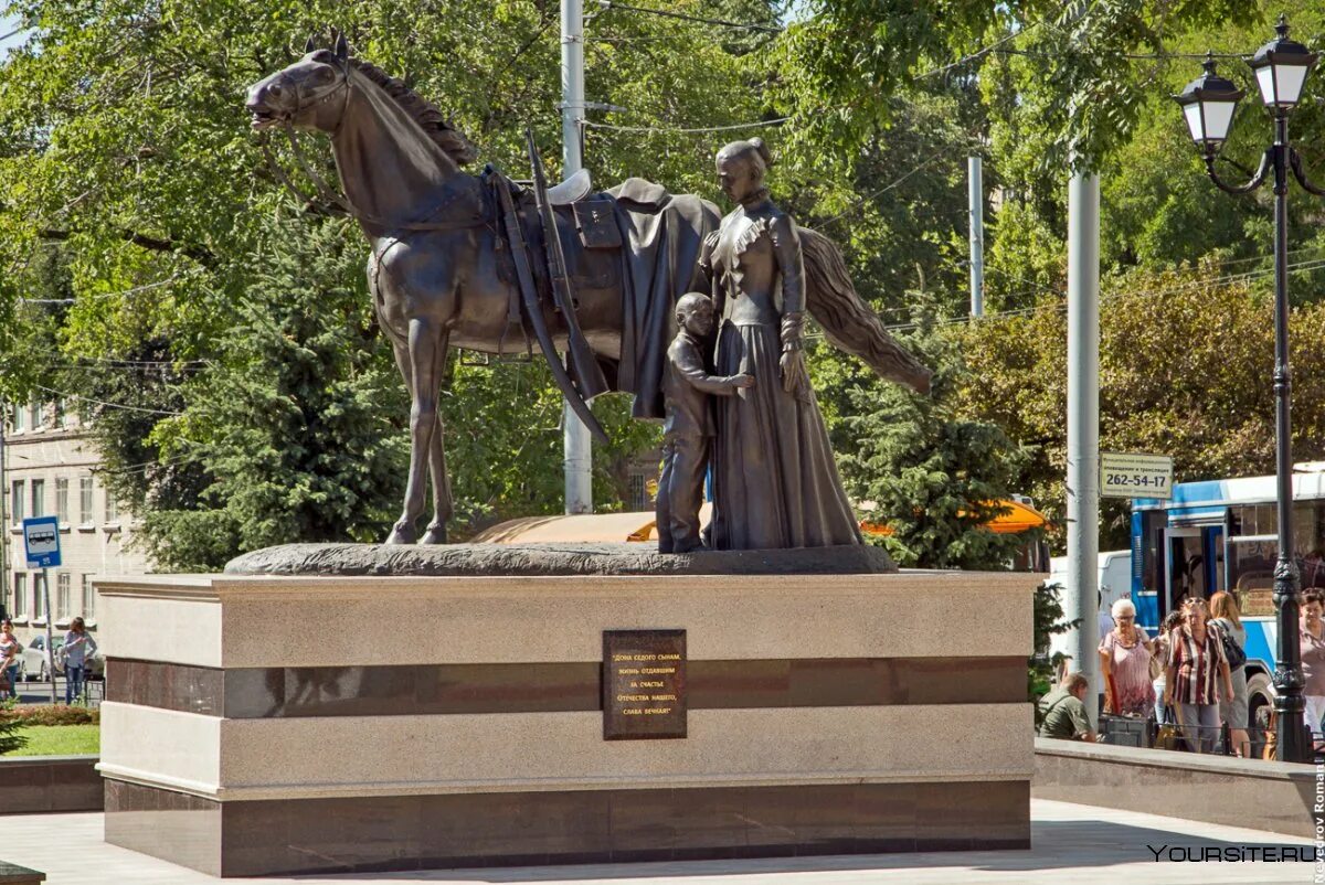 Ростов на дону памятники. Памятник основателям крепости св. Памятники в ростове на дону. Скульптура ростовчанка в ростове на дону. Монумент в ростове на дону.