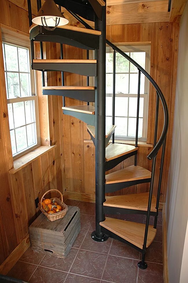 Лестница на второй этаж в маленьком доме. Винтовая лестница на второй этаж 1м2. Лестница винтовая металлическая 2м15см. Лестница полувинтовая деревянная. Винтовая деревянная лестница ДЛС-034 С металлом.