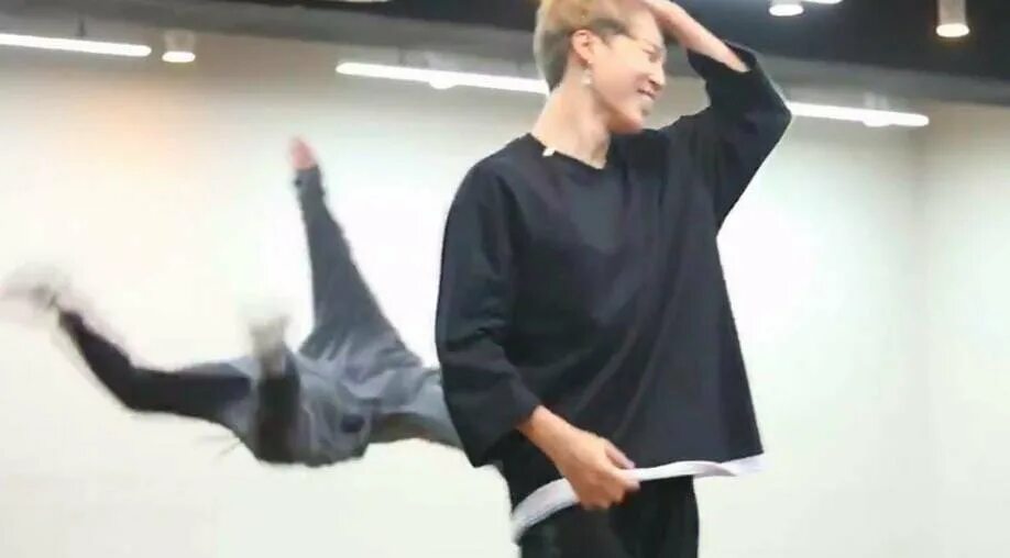 легкая хореография бтс. бтс чонгук танцует айдол. хореография чонгука. наин и чонгук. Jungkook and nain.