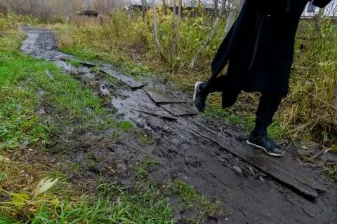 В брошенном богом поселенье старом