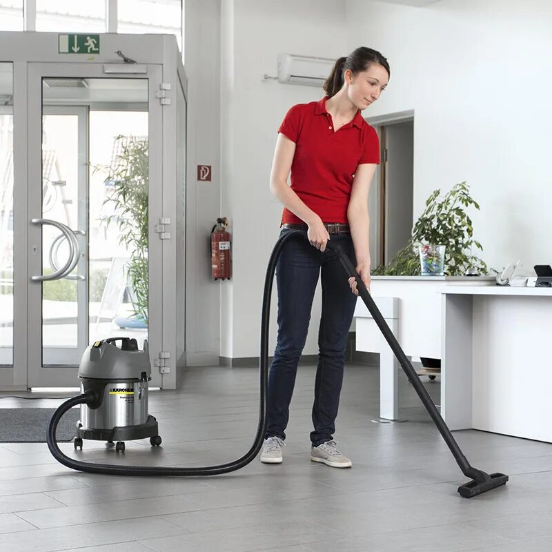 Уборка пылесосом. Пылесос завершить уборку. Пылесос завершить уборку. Уборка в гостинице. Пылесосить ковер.