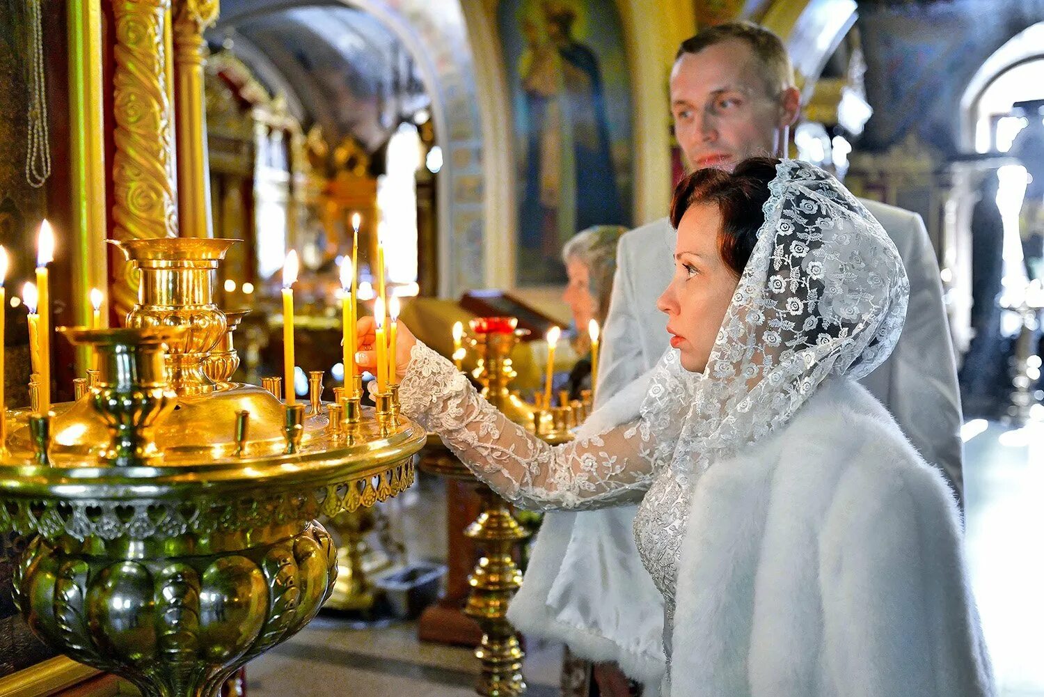 Сколько раз венчалась. Красивое венчание в церкви. Фотосъемка венчания в церкви. Красивые храмы для венчания. Фотосессия венчания в церкви.