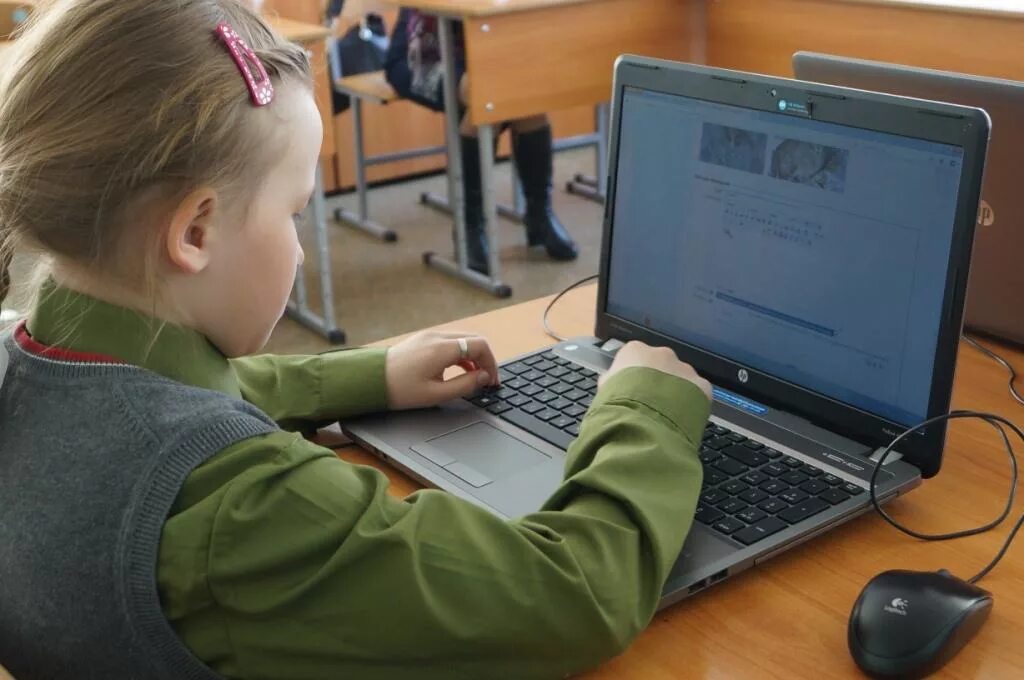 Компьютер в школе. Дистанционное образование в школе. Дети за компьютером в школе. Школьник за компом.