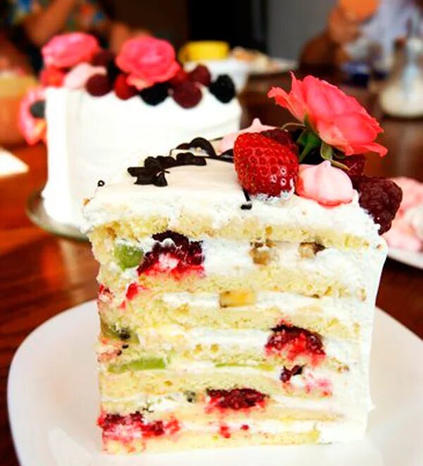 торт молочная девушка. молочная девочка с йогуртовым. торт с клубничным конфи. торт с йогуртовым кремом. кондитер ольга вашурина торт молочная девочка.