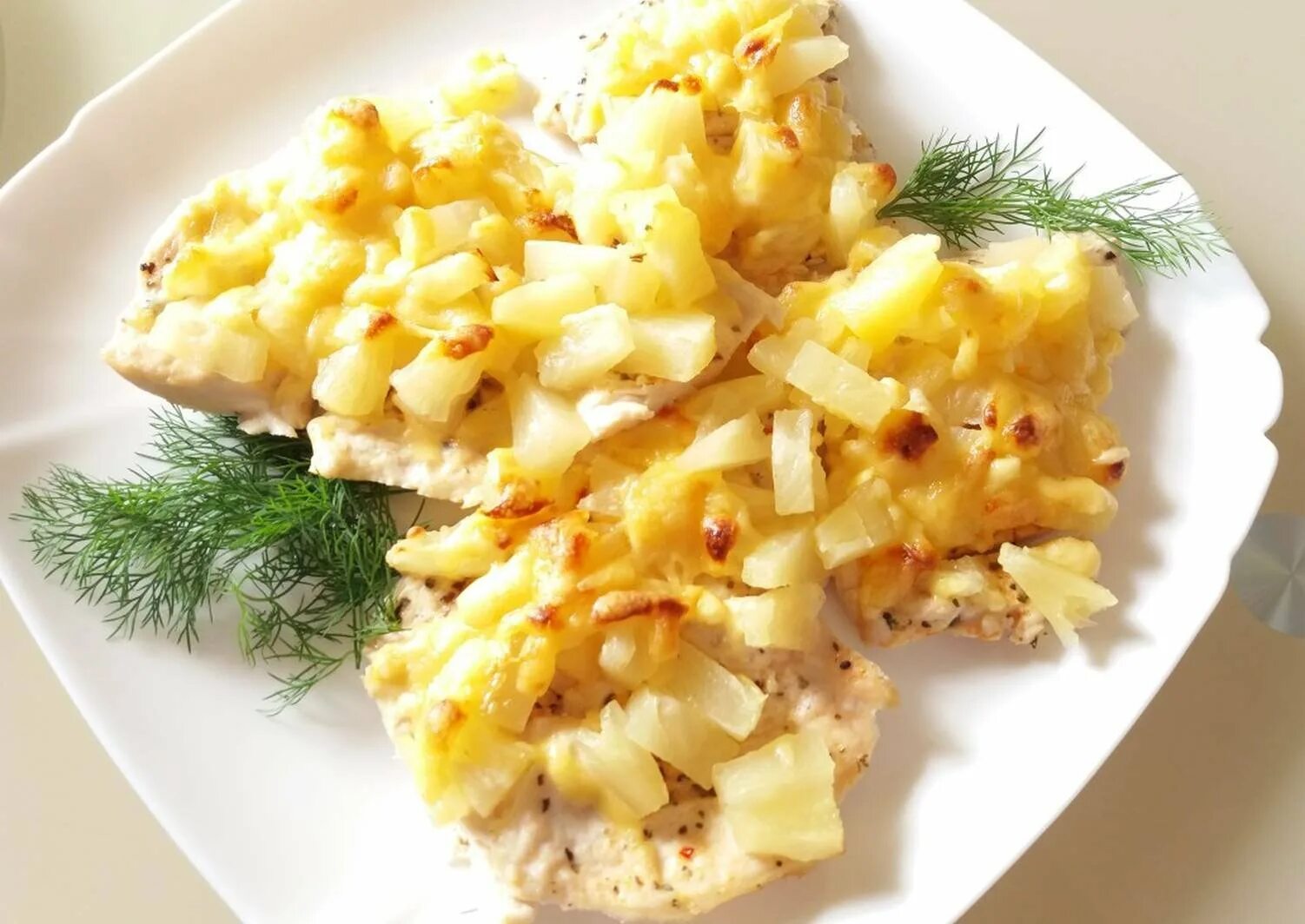 Рецепт куриная грудка с ананасами и сыром. Куриная грудка с ананасами. блюдо в ананасе. филе с ананасами и сыром. курица с ананасами и сыром.