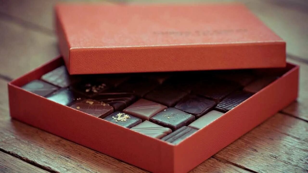 В трех коробках были конфеты. Коробка конфет. Коробка шоколада. Шоколад в коробке. Шоколадная коробка.