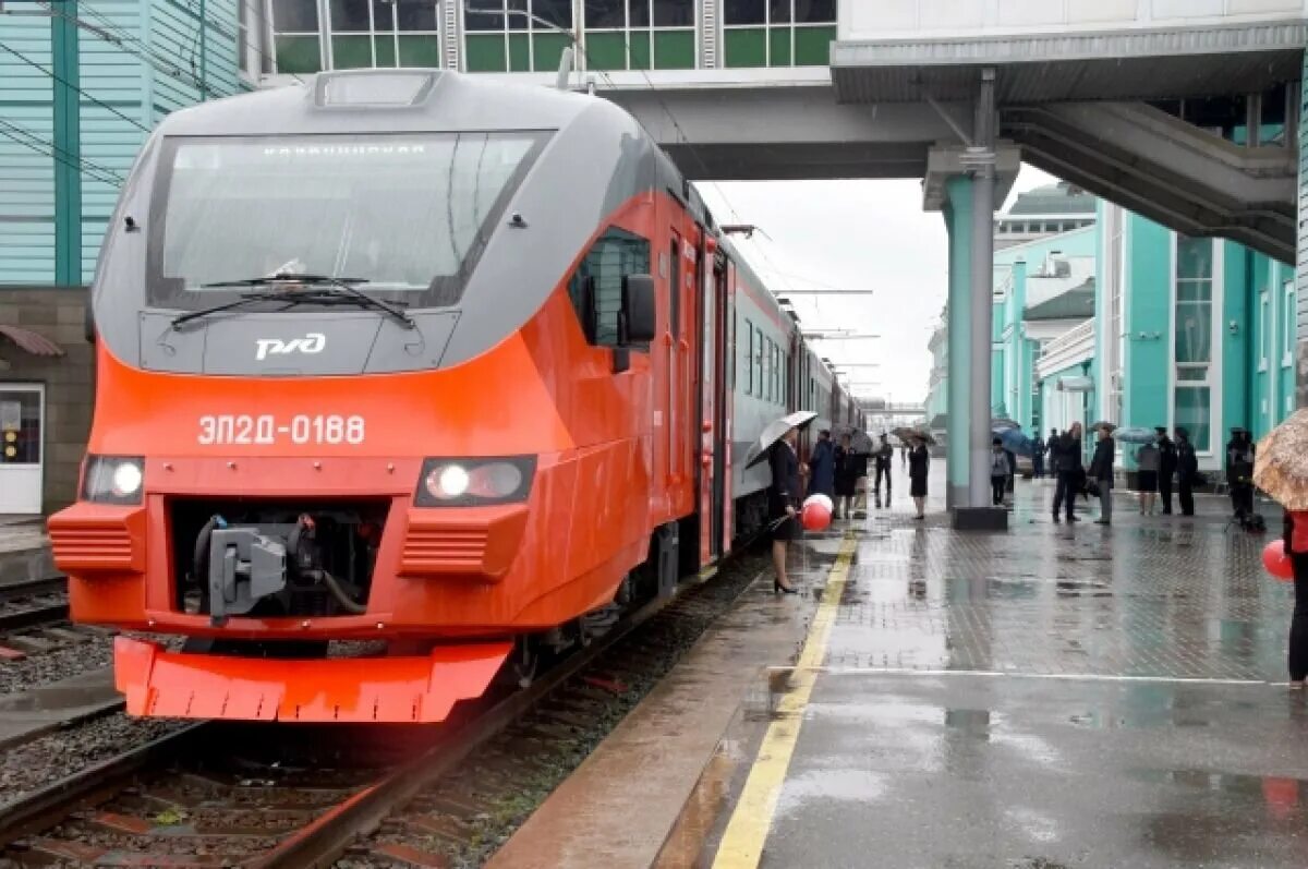 Поезд татарская омск. Электрички. Пригородный поезд. Электричка Омск. Станция поезда.