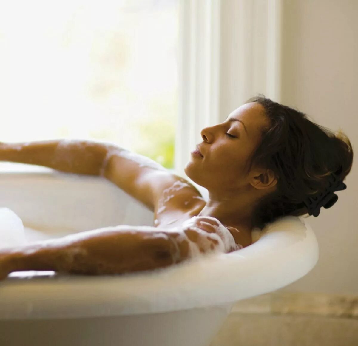 Время приема ванны. Расслабление в ванной. Расслабляющая ванна. Женское тело в ванной. Расслабляющие ванны для тела.