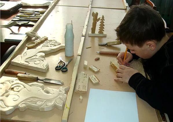 кружок вырезания по дереву. кружок по резьбе по дереву. кружок для детей по выжиганию. кружок детей по дереву. резьба по дереву для детей 7 лет.