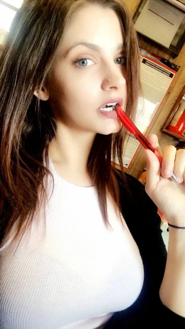 Девушка с высунутым языком. Bored girlfriend. Разрушить брак по совместному фото. Bored girlfriend. Селфи на работе без комплексов.