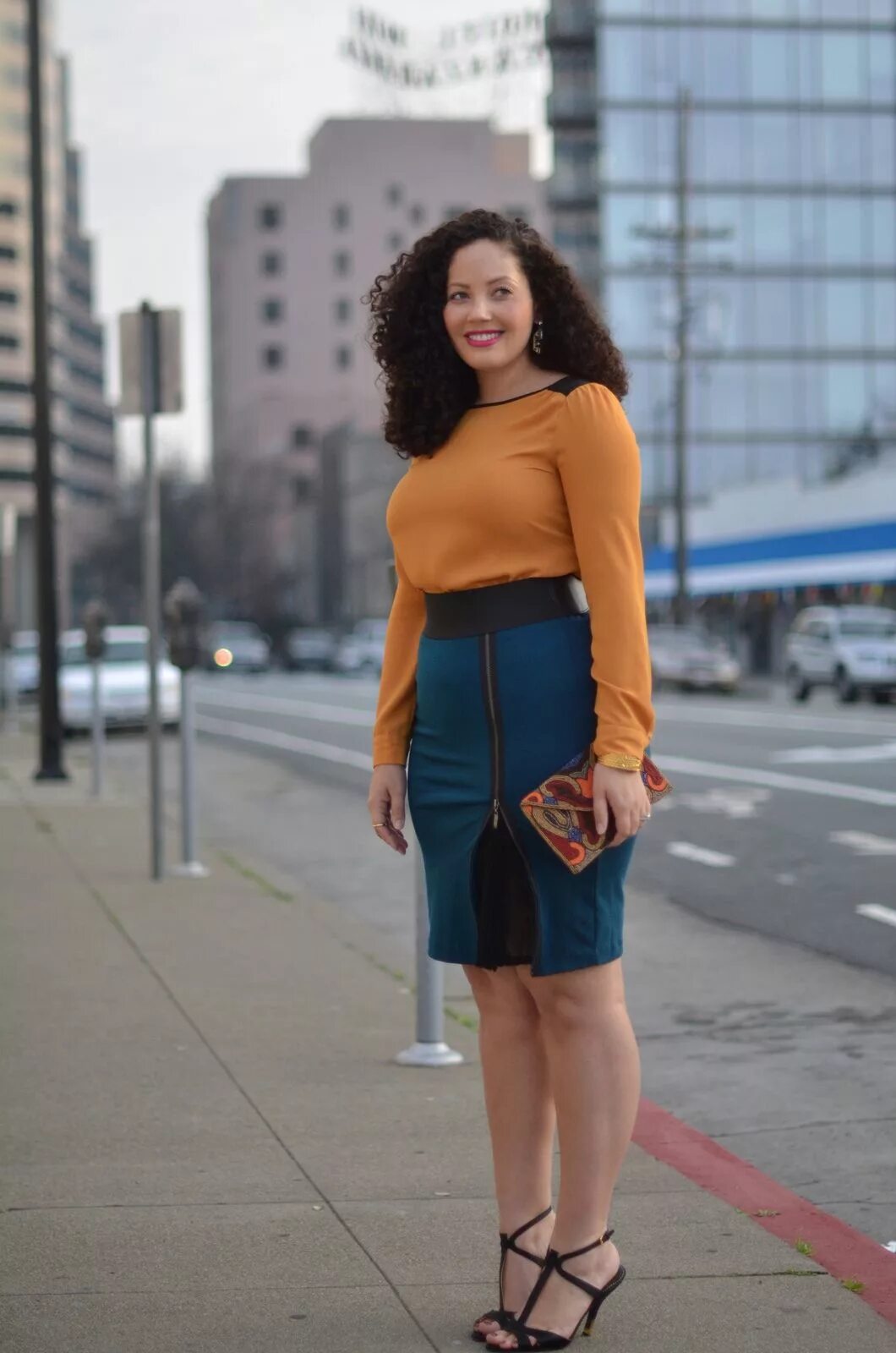 Рост обычной женщины. Женщина в джинсах. Фотопортрет в полный рост. Рост обычной женщины. Обычная женщина в полный рост.