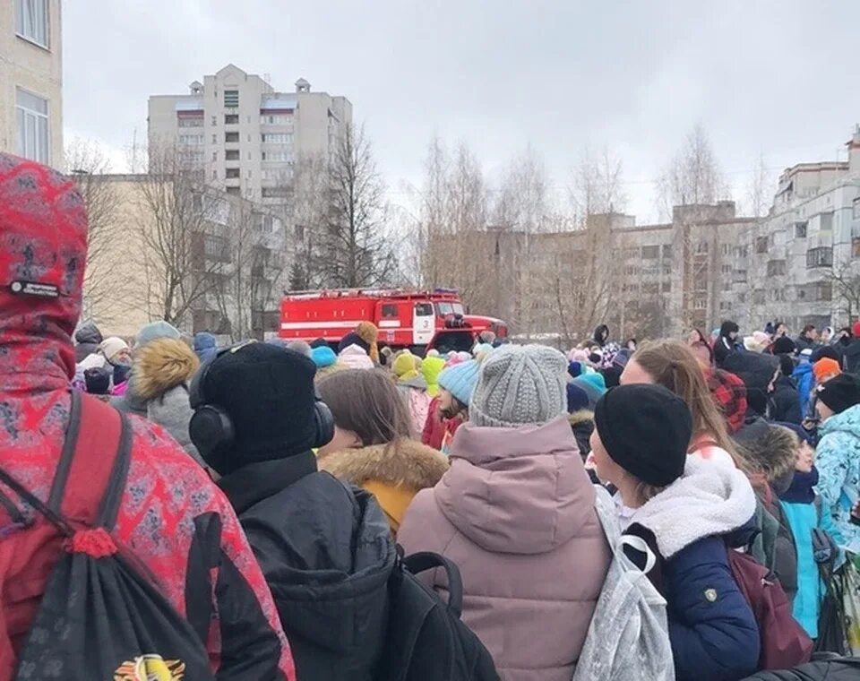 Школа заминирована новости. Во Владимире эвакуировали одну из школ. Эвакуация в школе. Эвакуация детей из школы. 'Dfrefwbz d IRJK.