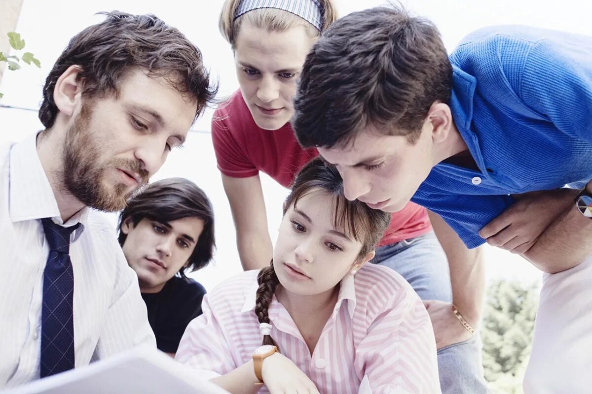 Похождения призрака 2011. Аура гарридо похождение призрака. Комедии про призраков в школе. Бритт робертсон школа авалон. Призрак школы накано.