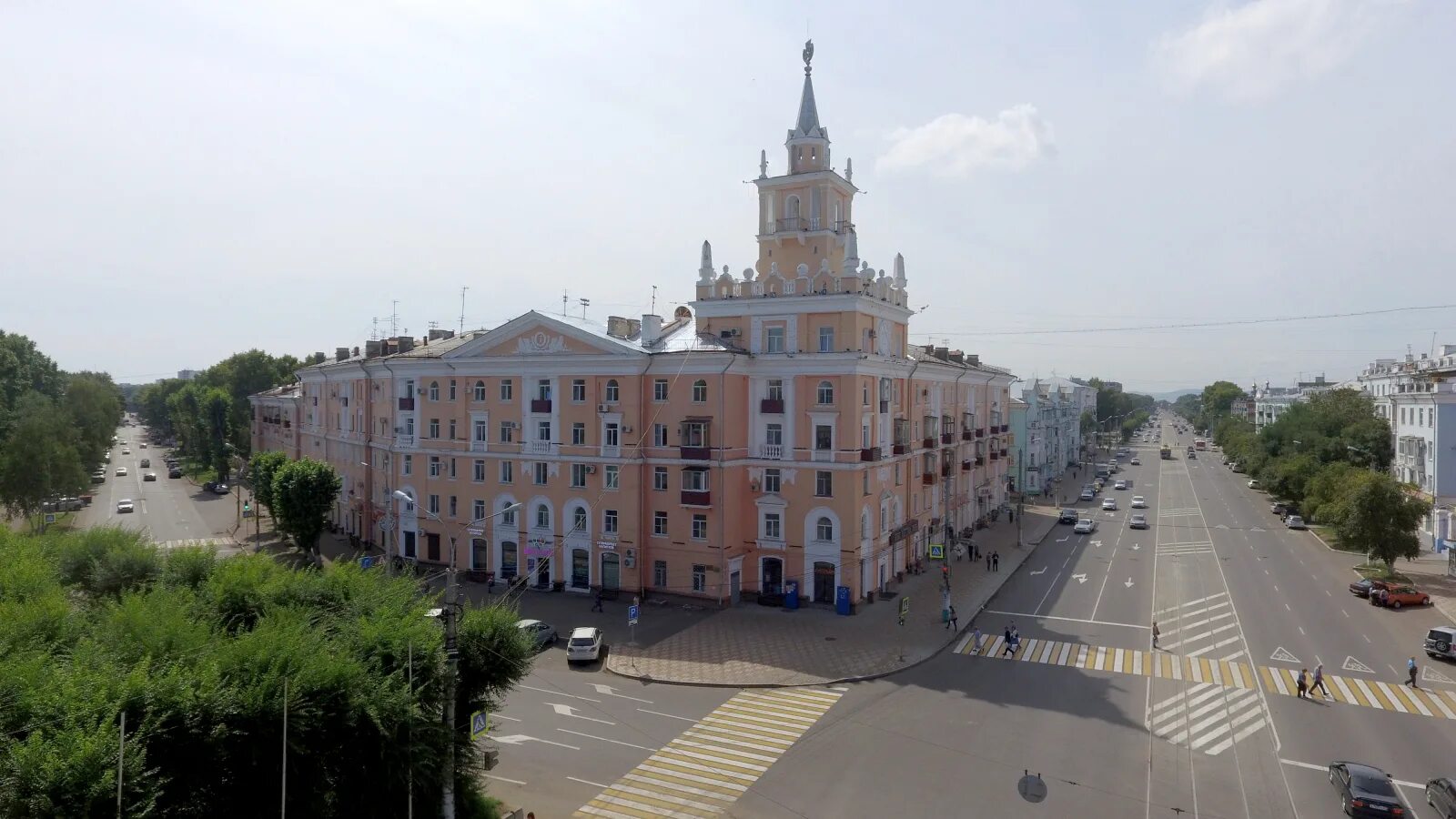 Комсомольск какой край. Комсомольск на Амуре центр города. Площадь города Комсомольск на Амуре. Исторический центр Комсомольска на Амуре. Дом со шпилем Комсомольск на Амуре.