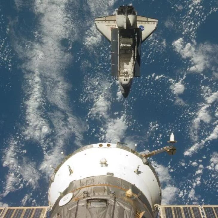 Шаттл на орбите. Спейс шаттл и мкс. space shuttle на фоне земли. космическое пространство фото. мкс фото.