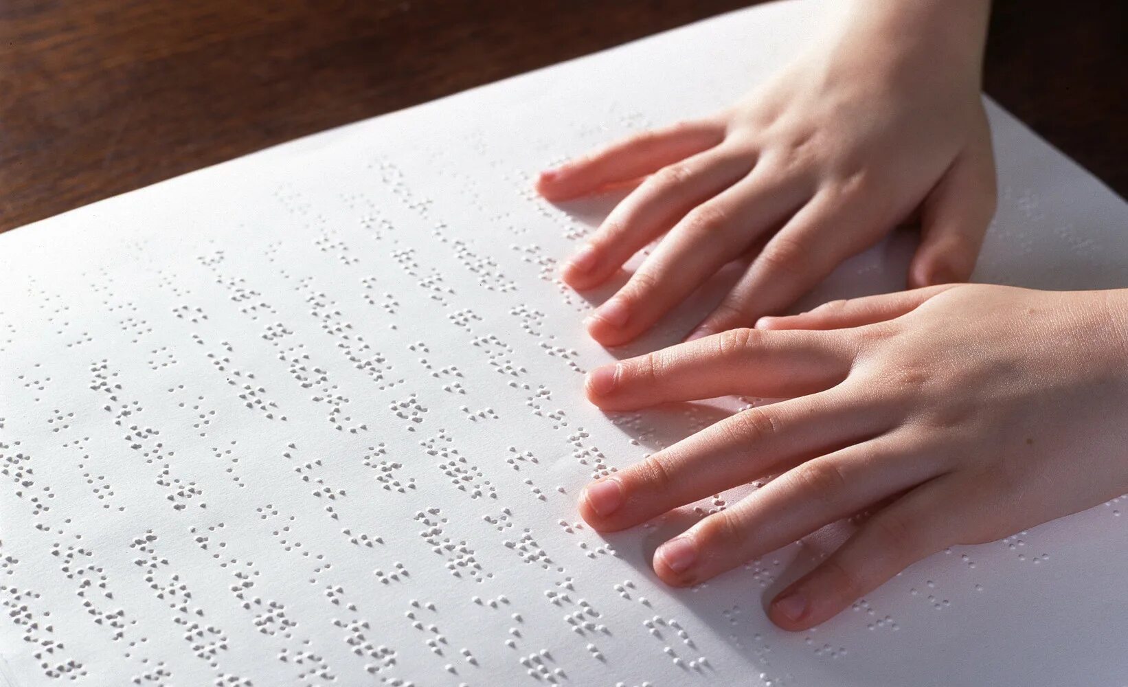 Гифки чтение книг. Девушка с книгой. Читалка для слепых. Ты показывает пальцем. Читателю пальцев.