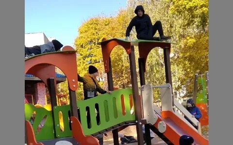 Подростки на детской площадке