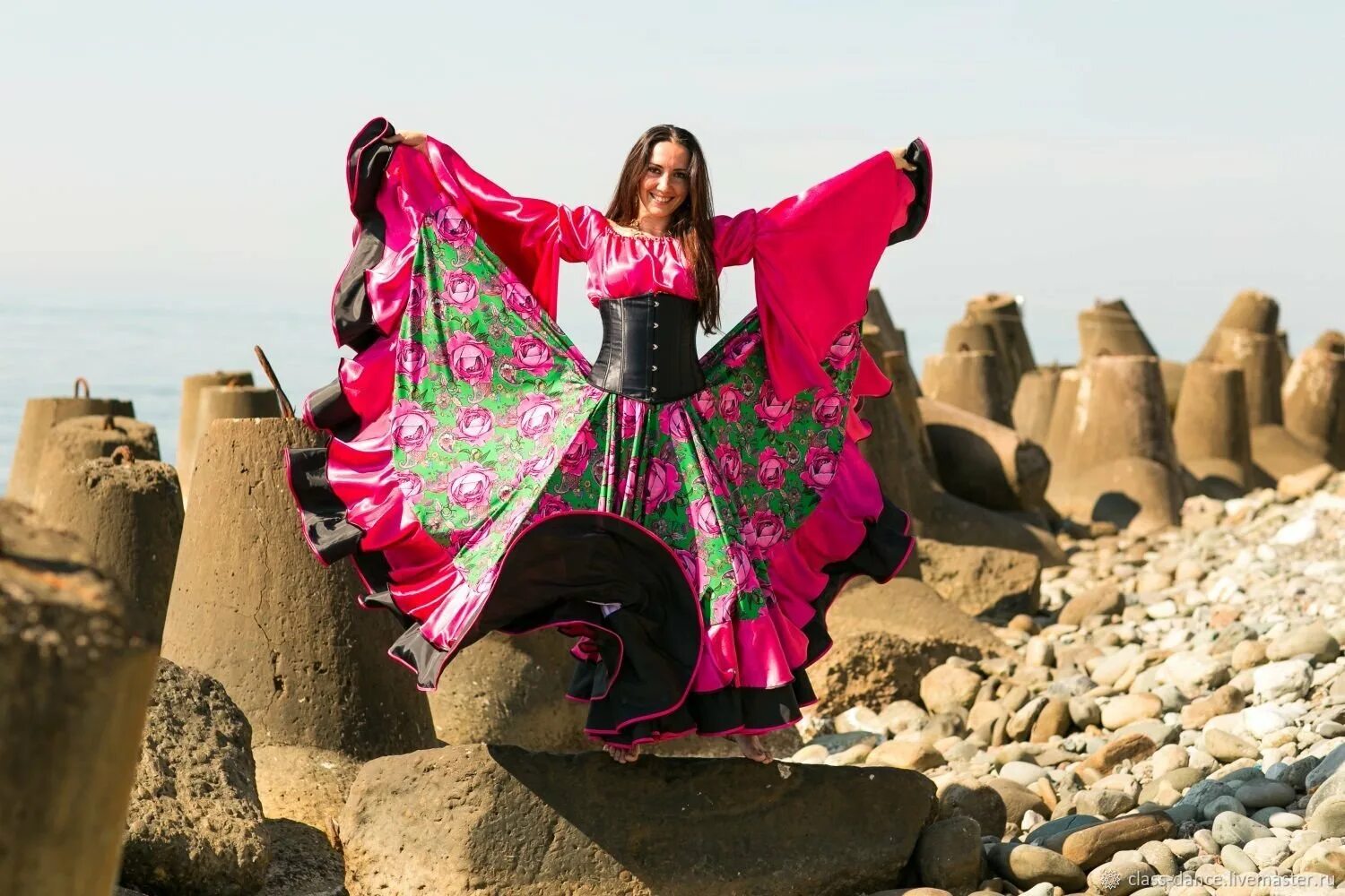 цыганский костюм. бухарова мария цыганские танцы. наряд цыганки. цыганское платье. платье цыган.