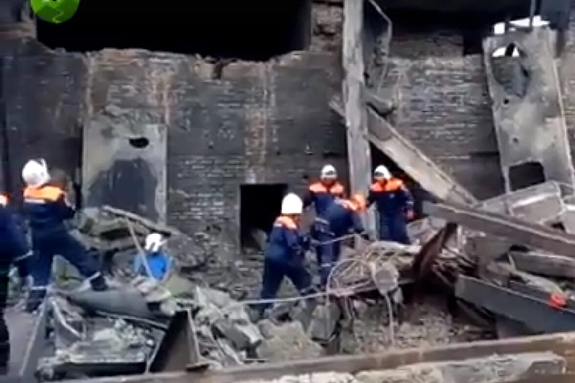 Шахты что происходит сейчас. В городе водопровод авария. Завал шахты. Обвал шахты в кемеровской области. Порыв водопровода.