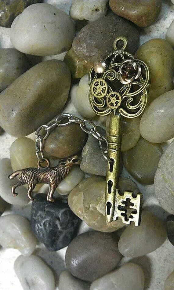Украшенный ключ. Старинный ключ. Красивый старинный ключ. Ключ украшение. Волшебный ключ.