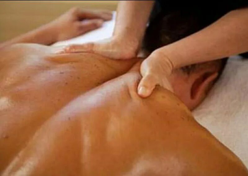 приемы массажа воротниковой зоны. массаж шейно-воротниковой зоны. массаж шеи. позы для массажа спины. положение при массаже спины.