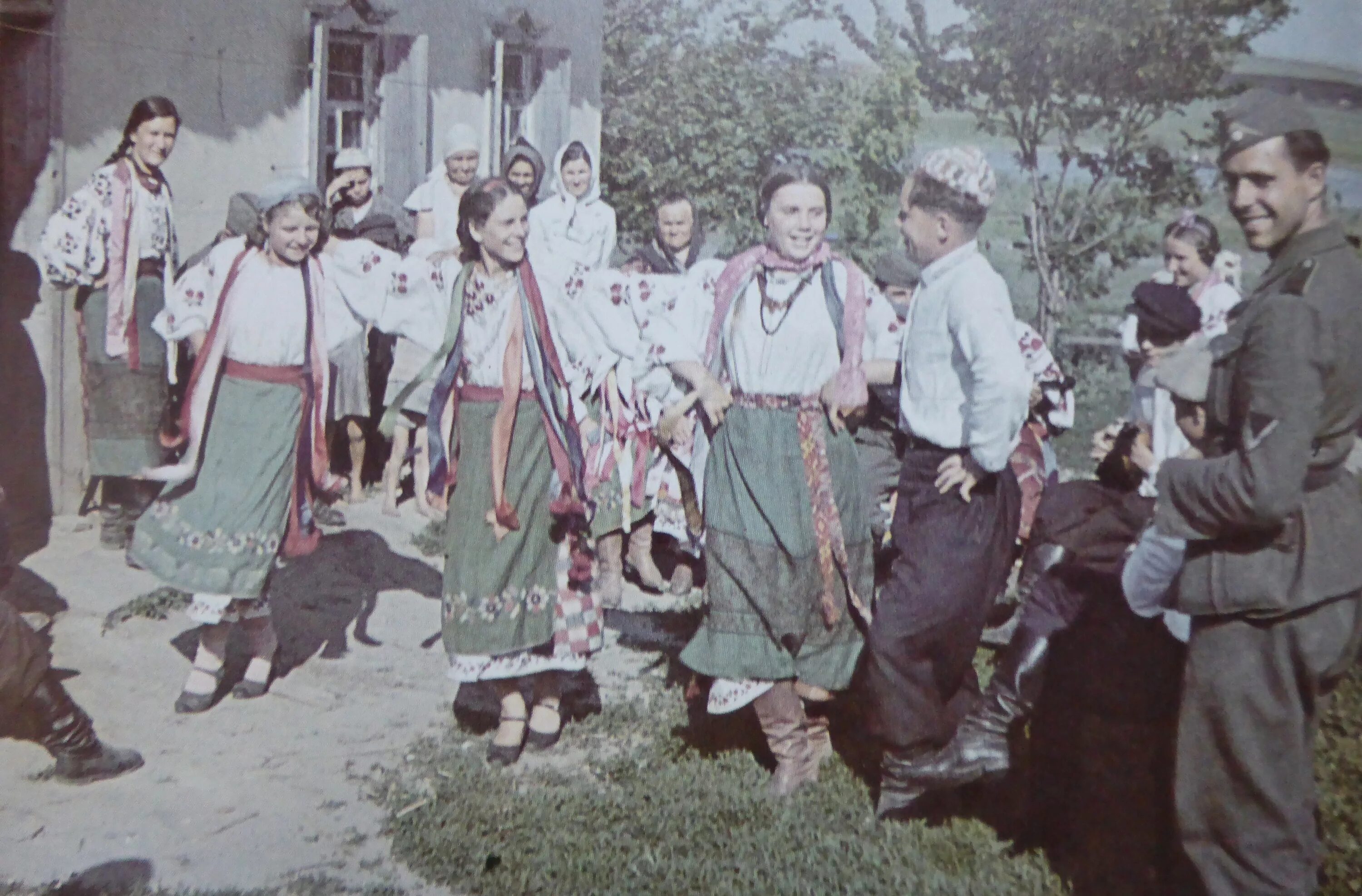 Украина встречает немцев 1941. Немцы в Западной Украине. Немцы и Украинки. Украинцы встречают немцев. Украинцы в вов