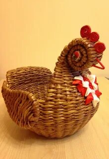 Корзинка курочка из бумажной лозы