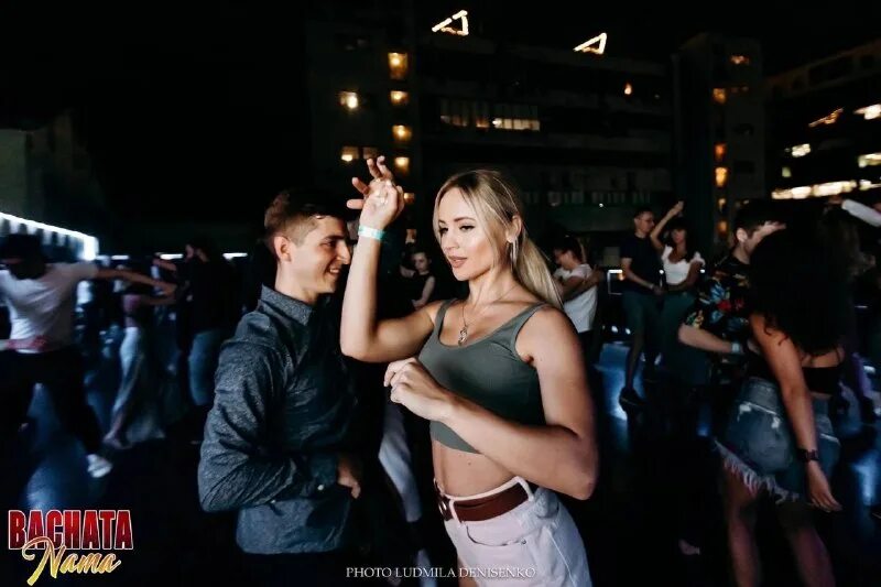 Вива танго дом музыки от 20. Bachata nama. Бачата нама. Кизомба на улице парижа. Бачата нама вечеринка.