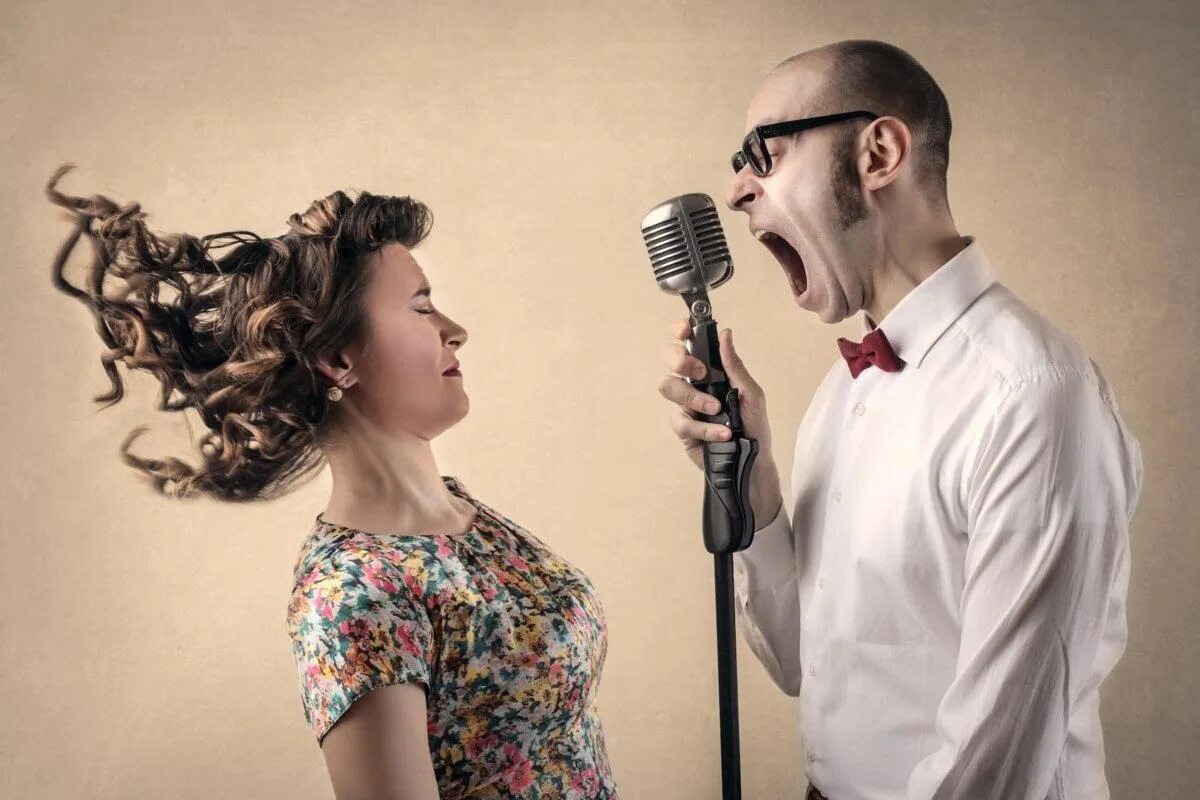 Караоке душа поет. Мужчина с микрофоном. Мужчина и женщина поют. Парень поет. Девушка поет.