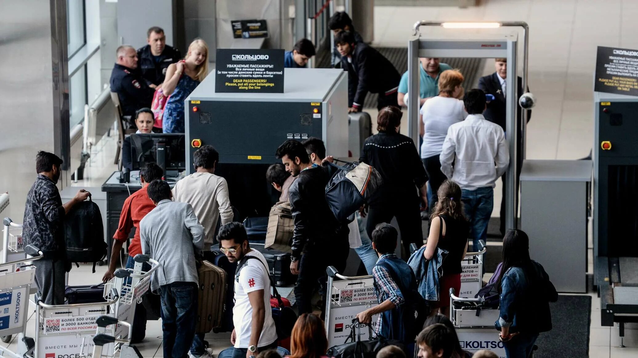 Подозрительный человек в аэропорту. Мигранты в аэропорту. Праздник в аэропорту. Пассажиры в аэропорту Пекина ведут на веревке.