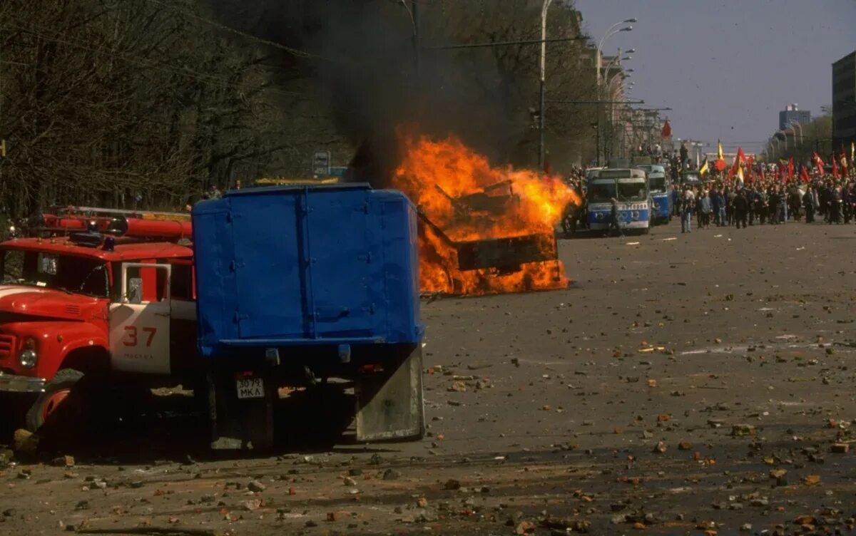 Ленинский проспект 1 мая 1993. Кровавый Первомай 1993 года в Москве. Первомайский митинг 1993. 1 мая 1993 г