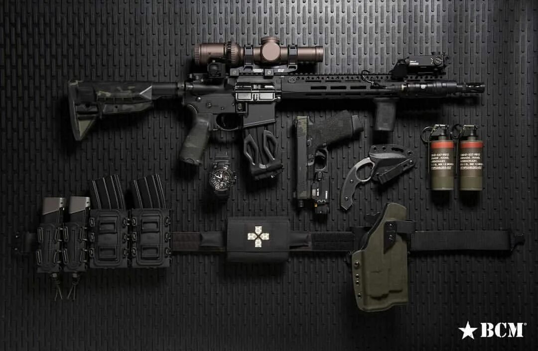 BCM тактическая рукоятка Gunfighter. Raevskiy Tactical Gear. Black Tactical Gear. Каратель с винтовкой. Combat guns