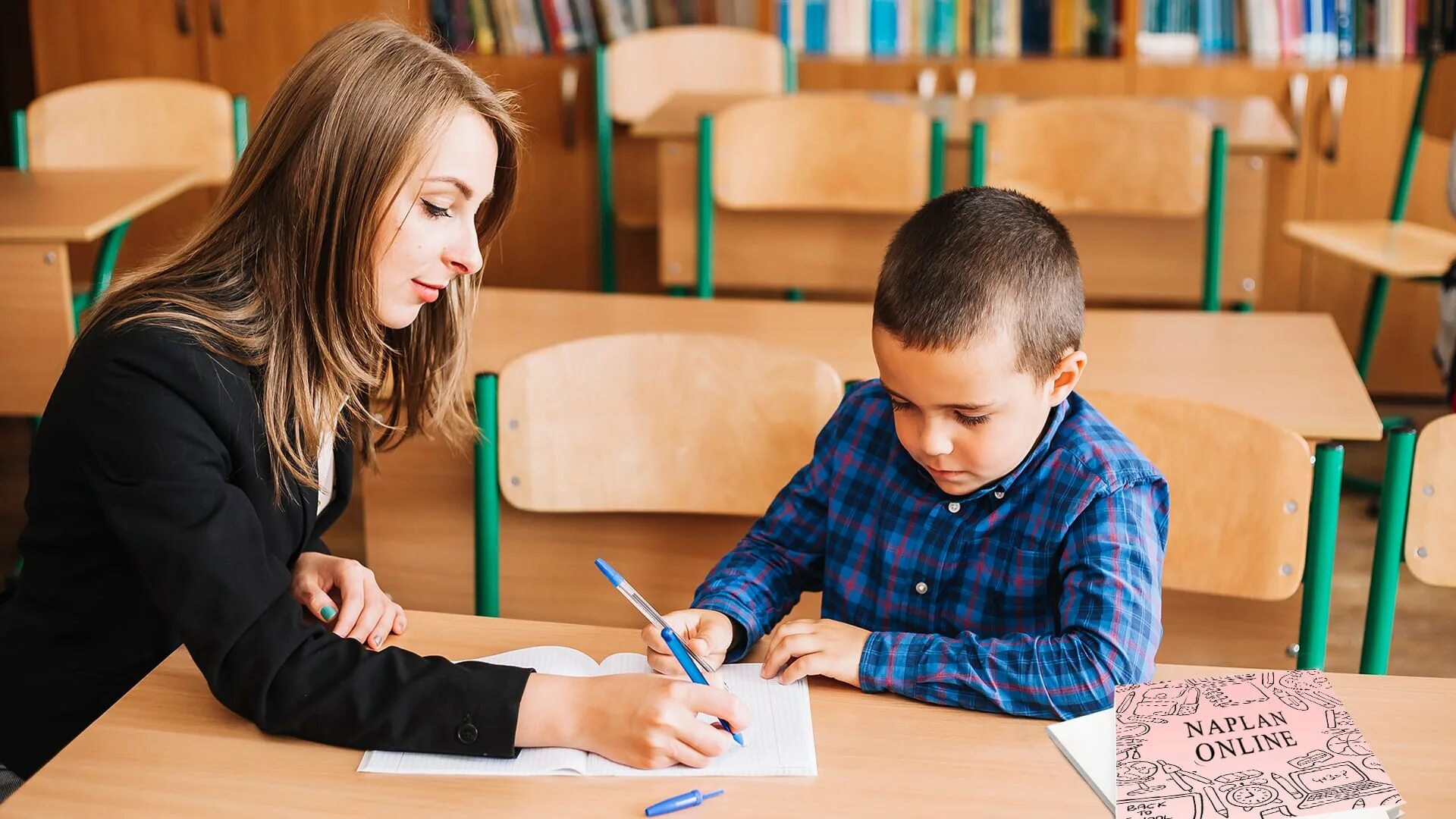 Ученик помогает другому ученику. Тестирование школьников. Учитель психолог для ученика. Ученик помогает. Психолог и ученик.