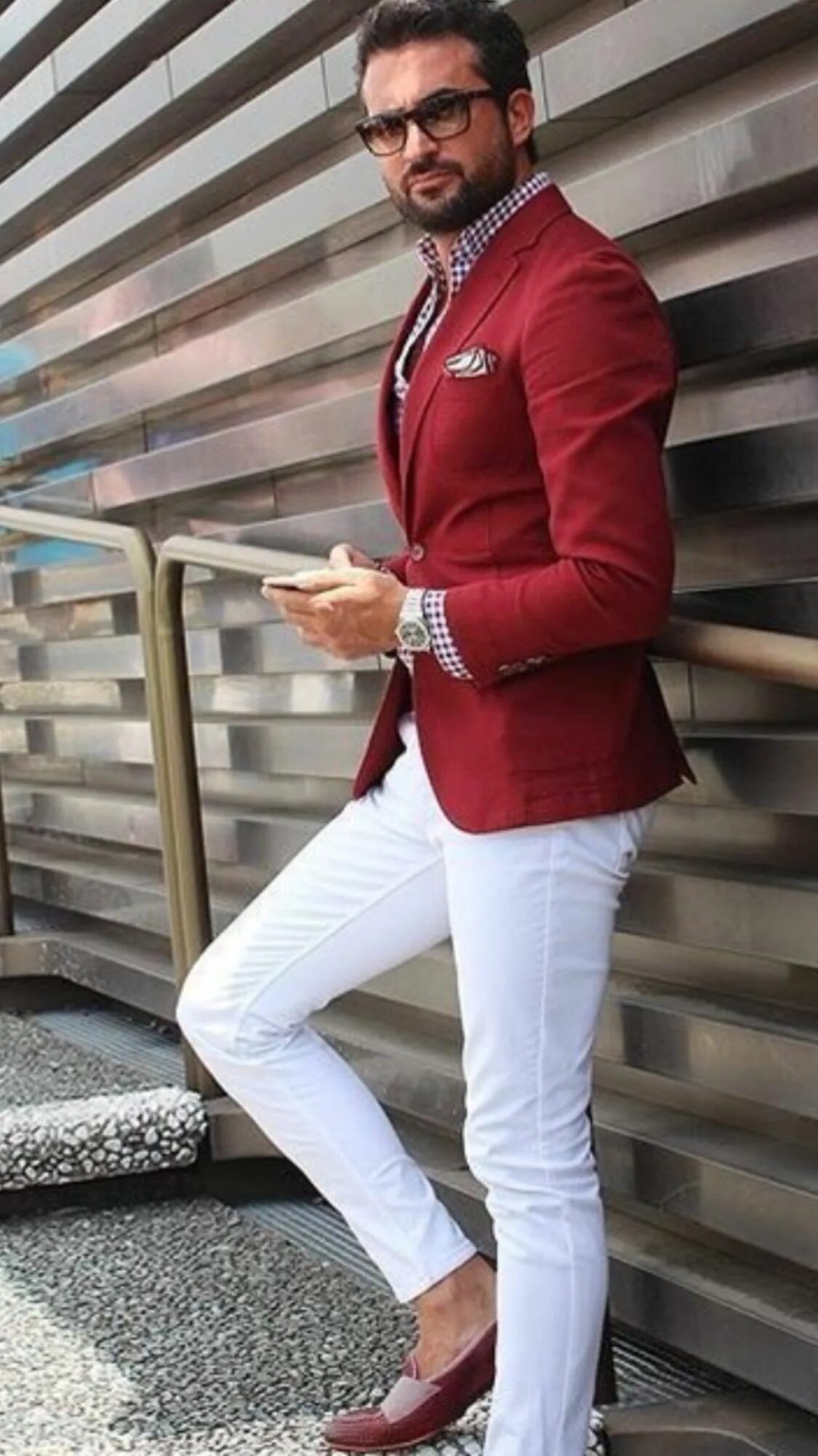 Синий пиджак и белые брюки мужские. Белый пиджак и штаны мужские. Белый пиджак и брюки. Морской стиль в одежде для мужчин. Белый пиджак мужской.