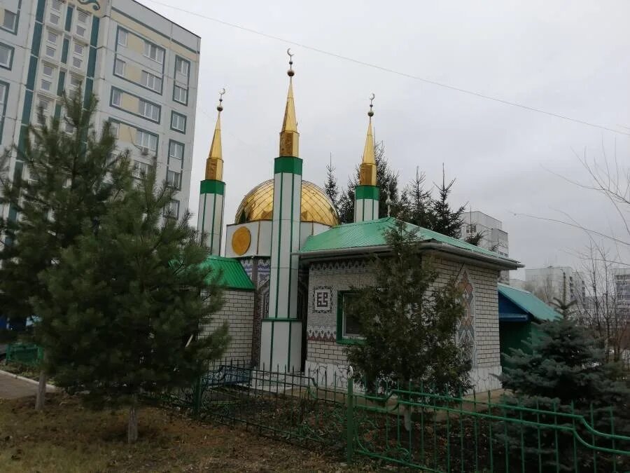 Самая маленькая мечеть в мире набережные челны. Маленькая мечеть набережные челны. Самая маленькая мечеть. Самая маленькая мечеть. Мечеть мисбах набережные челны.
