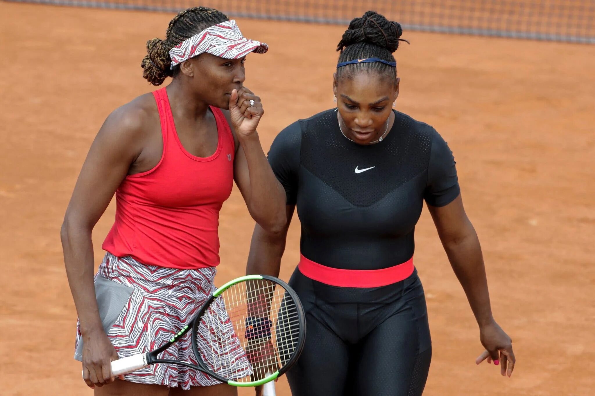 Серена покемон гипноз. Serena s secret. Serena s secret. Покемон серена щекотка. Винус уильямс сестра.