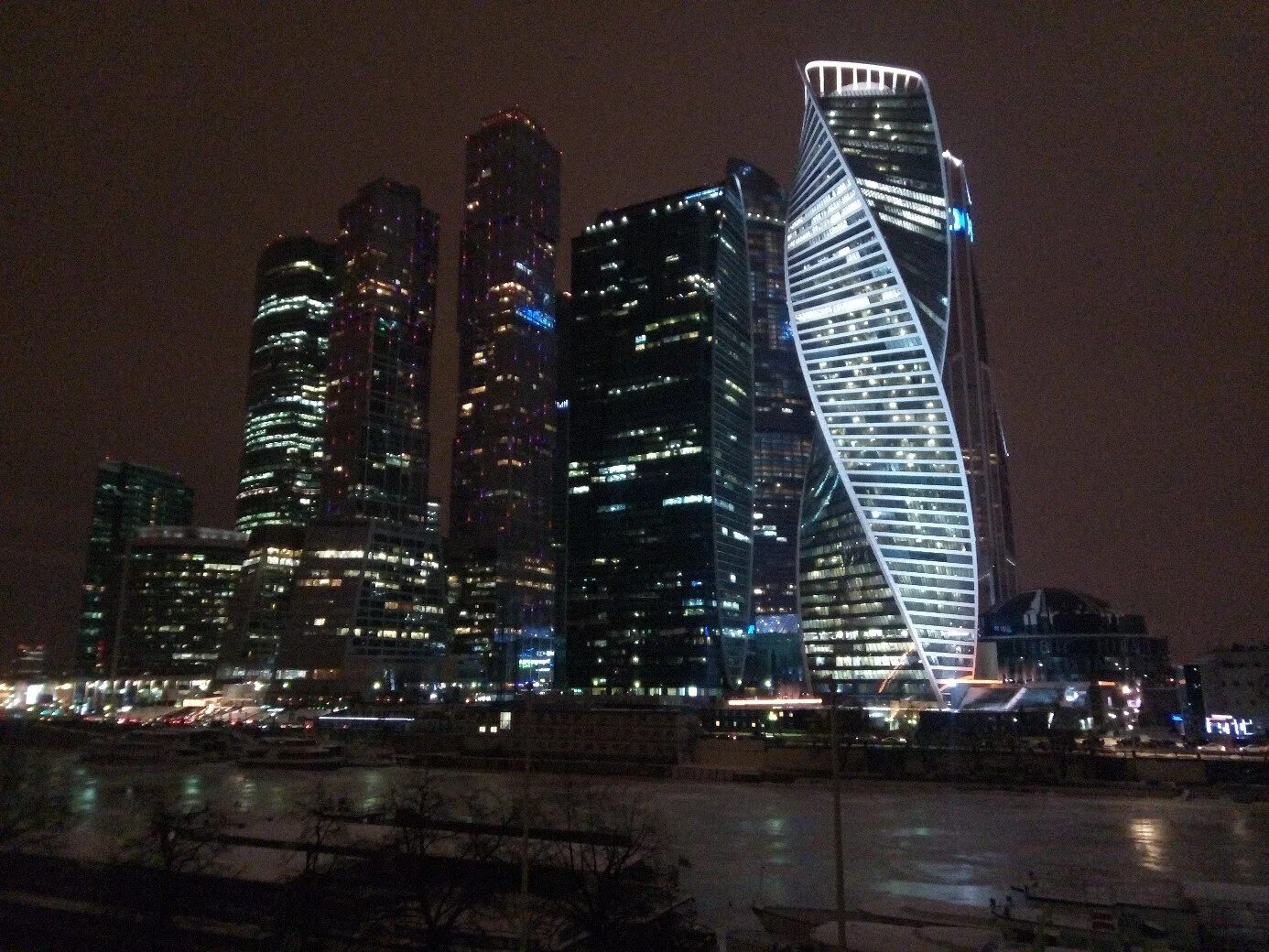 Здания Москоу Сити ночью. Башня Эволюция Москва Сити. Москва Сити вечером. Москва Сити ночью зимой.