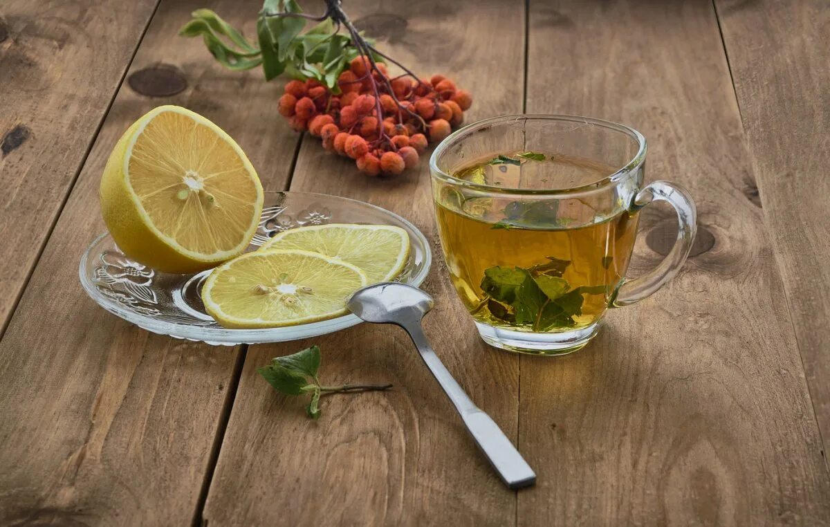 Добавляю в чай лимонную кислоту. Чай с лимоном и мятой. Лимон осветляет чай. Чай с лимоном и мятой на столе на старой кухне. Чай с лимоном фото приколы.