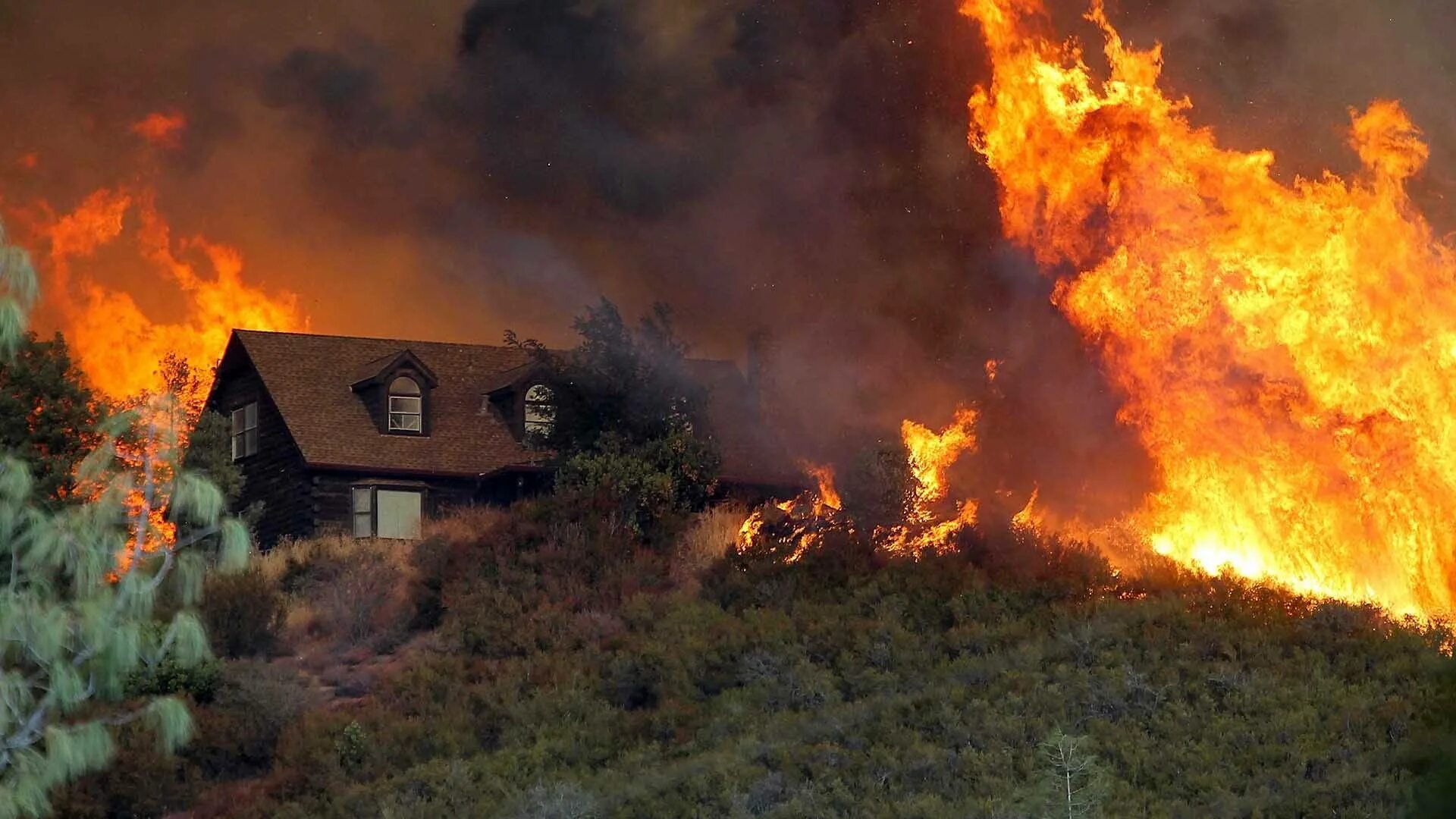 Ой дом в огне. Стихийные бедствия пожар. Дом горит. Природные катаклизмы пожары. Стихийные бедствия пожарные.