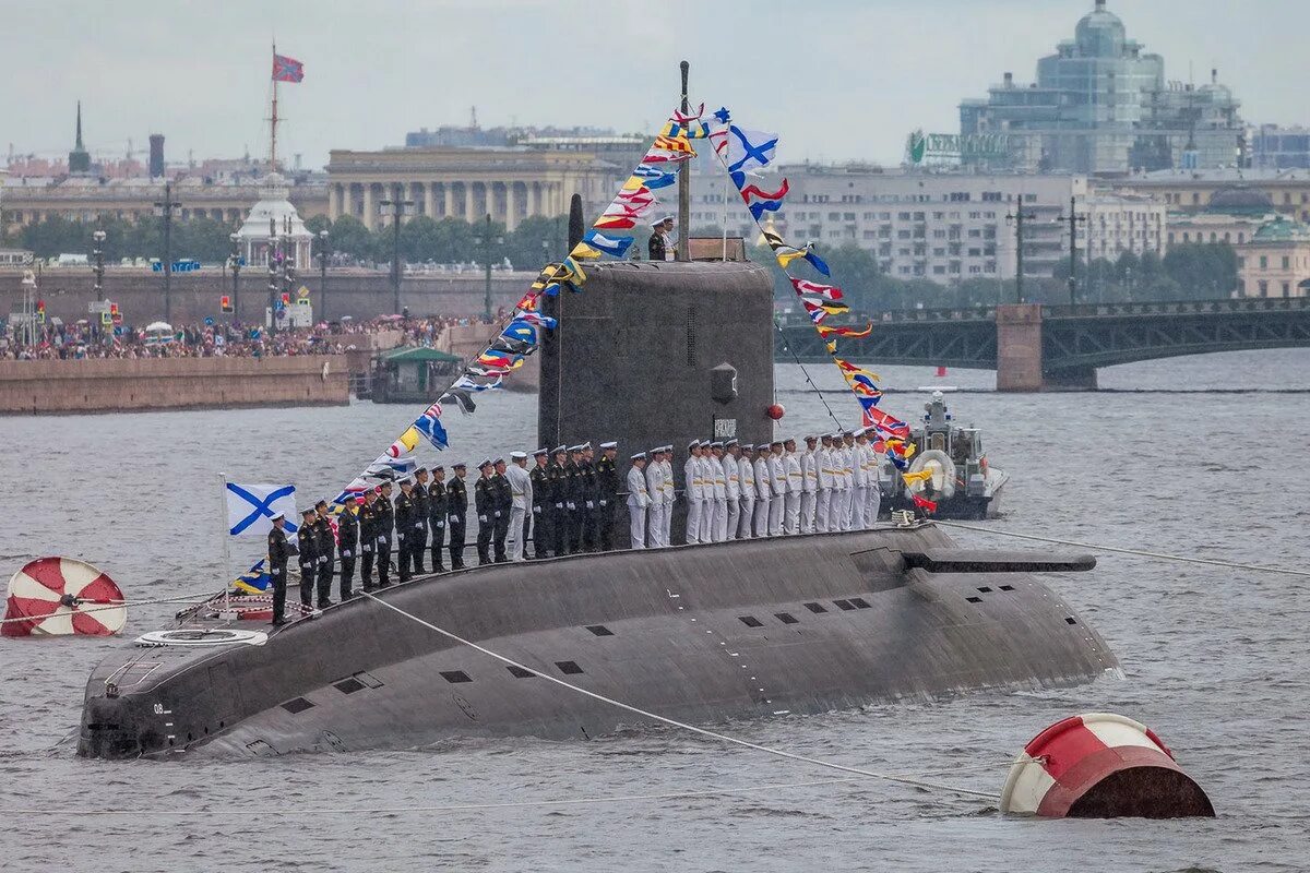 Парад ВМФ В Санкт-Петербурге. Парад ВМФ В Питере. Подлодка Санкт-Петербург на параде ВМФ. Парад ВМФ подводные лодки. Морской флот подводная лодка