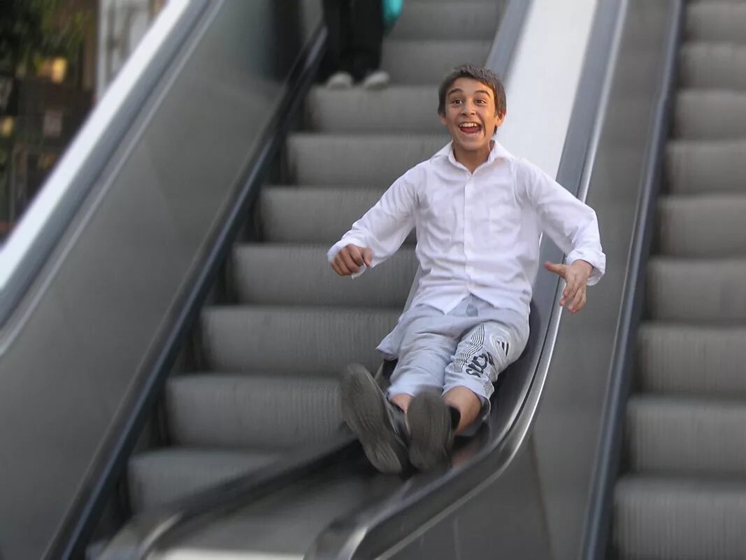 спускаться по эскалатору. люди в метро на эскалаторе. люди в метро на эскалаторе. эскалатор метро спускает идущего. человек поднимается на эскалаторе.