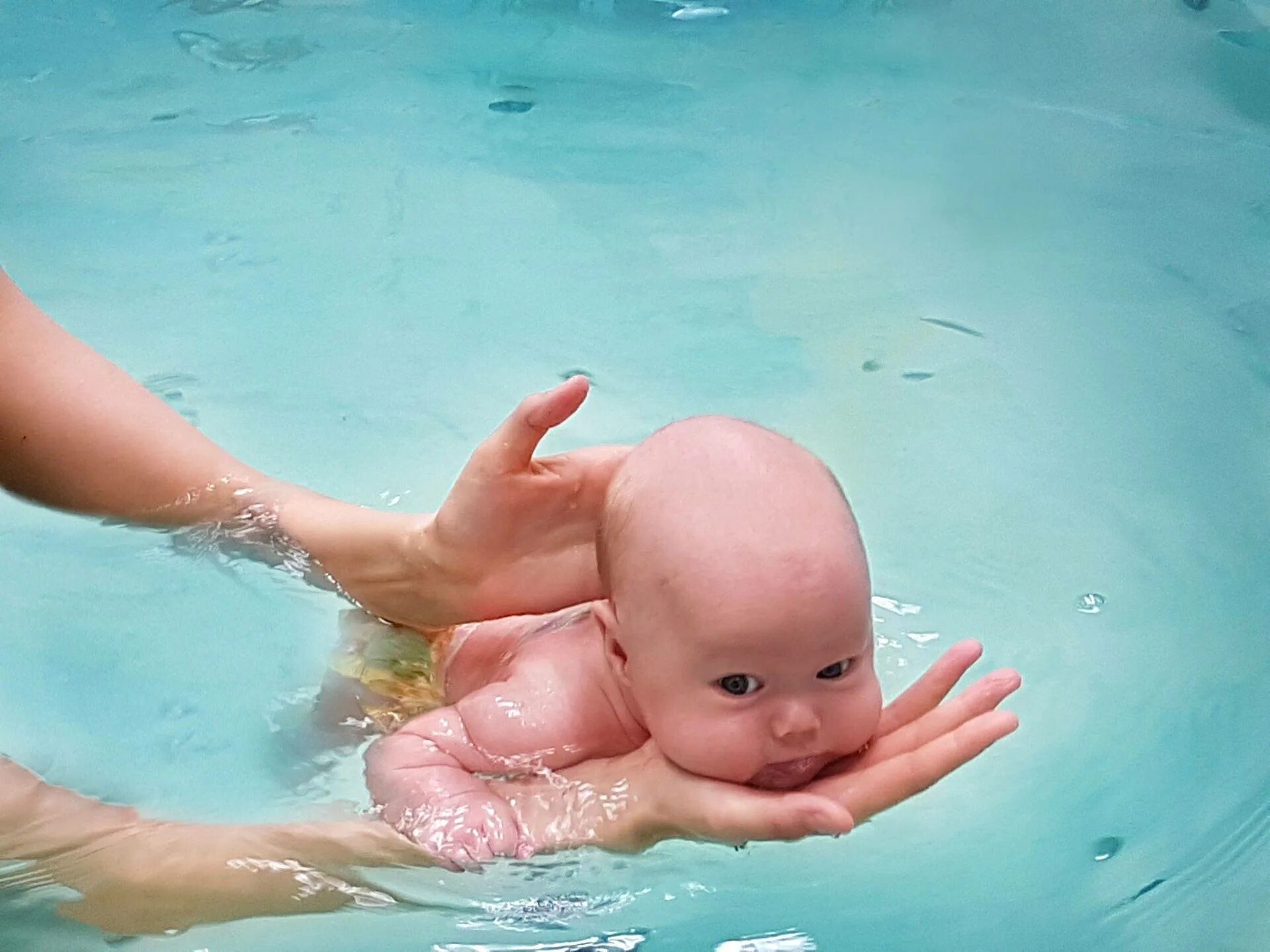 5 месяцев в воде. Плавание для грудничков. младенец в воде. младенец в бассейне. бассейн для грудничков.